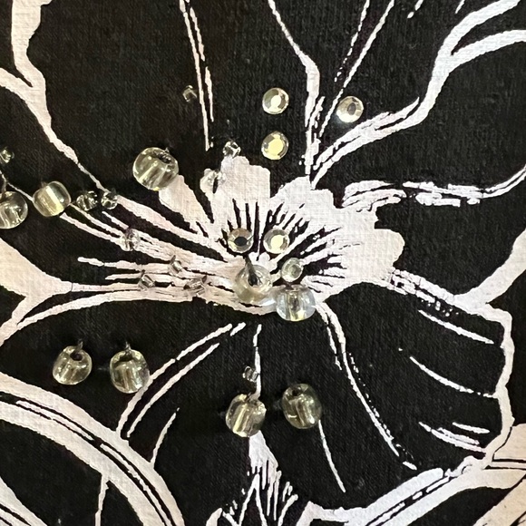 White House Black Market Black And White Floral Tee With Short Cap Sleeves Large - Picture 3 of 7